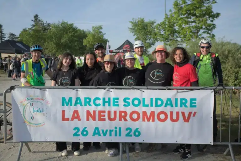 Personnes participant à un événement solidaire pour lutter contre les maladies neuro dégénératives